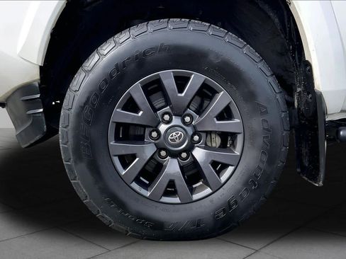 Used 2021 Toyota Tacoma SR5 RWD image 11
