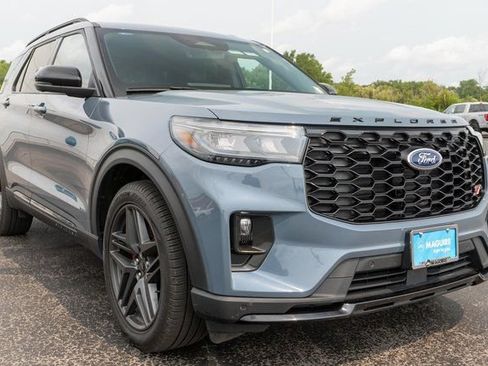 Used 2025 Ford Explorer ST AWD/4WD image 4