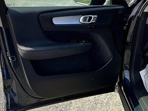 Used 2022 Volvo XC40 T5 Momentum image 9