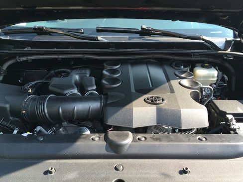 Used 2018 Toyota 4Runner SR5 AWD/4WD image 12