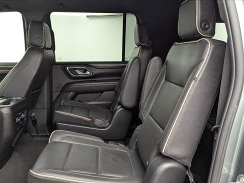 Used 2023 Chevrolet Suburban Premier image 17