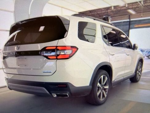 Used 2023 Honda Pilot Touring image 3