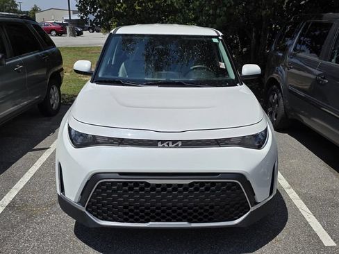 Used 2025 Kia Soul LX w/ LX Technology Package FWD image 2