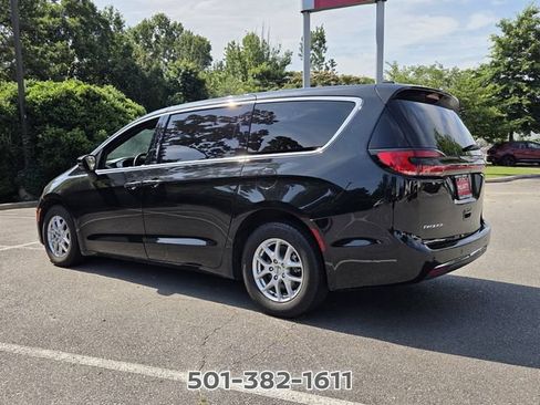 Used 2023 Chrysler Pacifica Touring FWD image 3