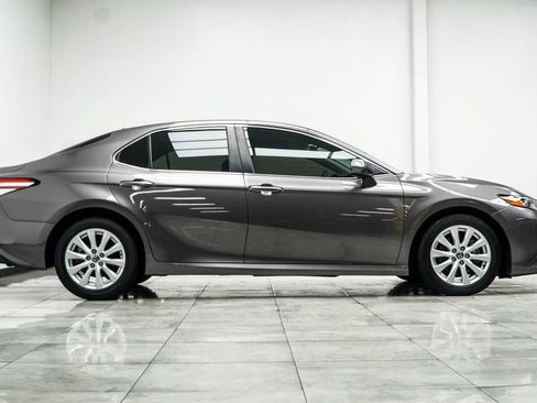 Used 2020 Toyota Camry LE FWD image 6