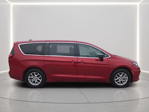 Used 2024 Chrysler Pacifica Touring-L FWD image 6