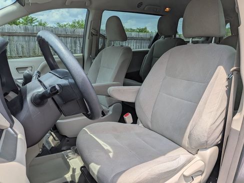 Used 2018 Toyota Sienna L FWD image 11