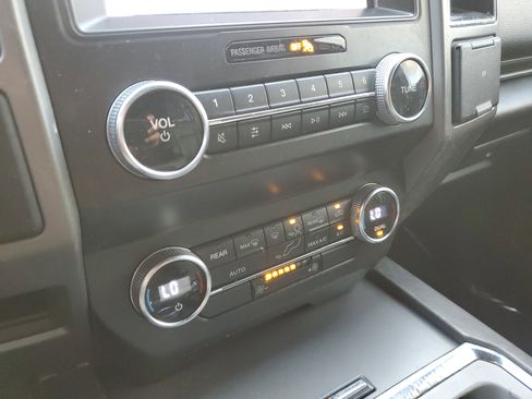 Used 2019 Ford Expedition XLT image 30