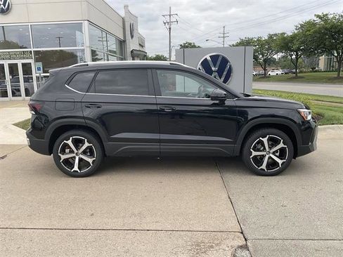 New 2025 Volkswagen Taos SEL image 4