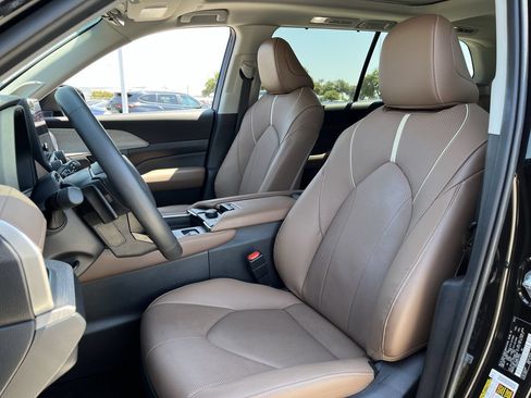 Used 2026 Toyota Grand Highlander AWD image 23