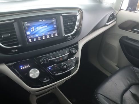 Used 2019 Chrysler Pacifica Touring-L image 25