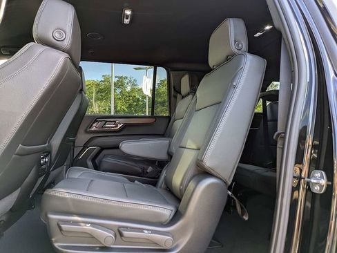 Used 2025 GMC Yukon XL Denali AWD/4WD image 14