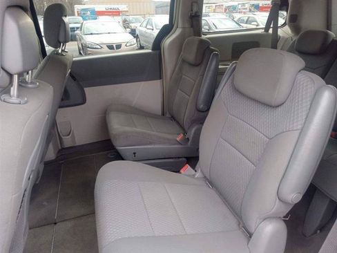 Used 2010 Chrysler Town & Country Touring FWD image 17