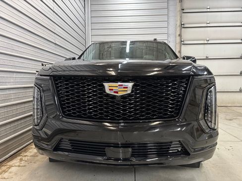 Used 2025 Cadillac Escalade Sport Platinum AWD/4WD image 2