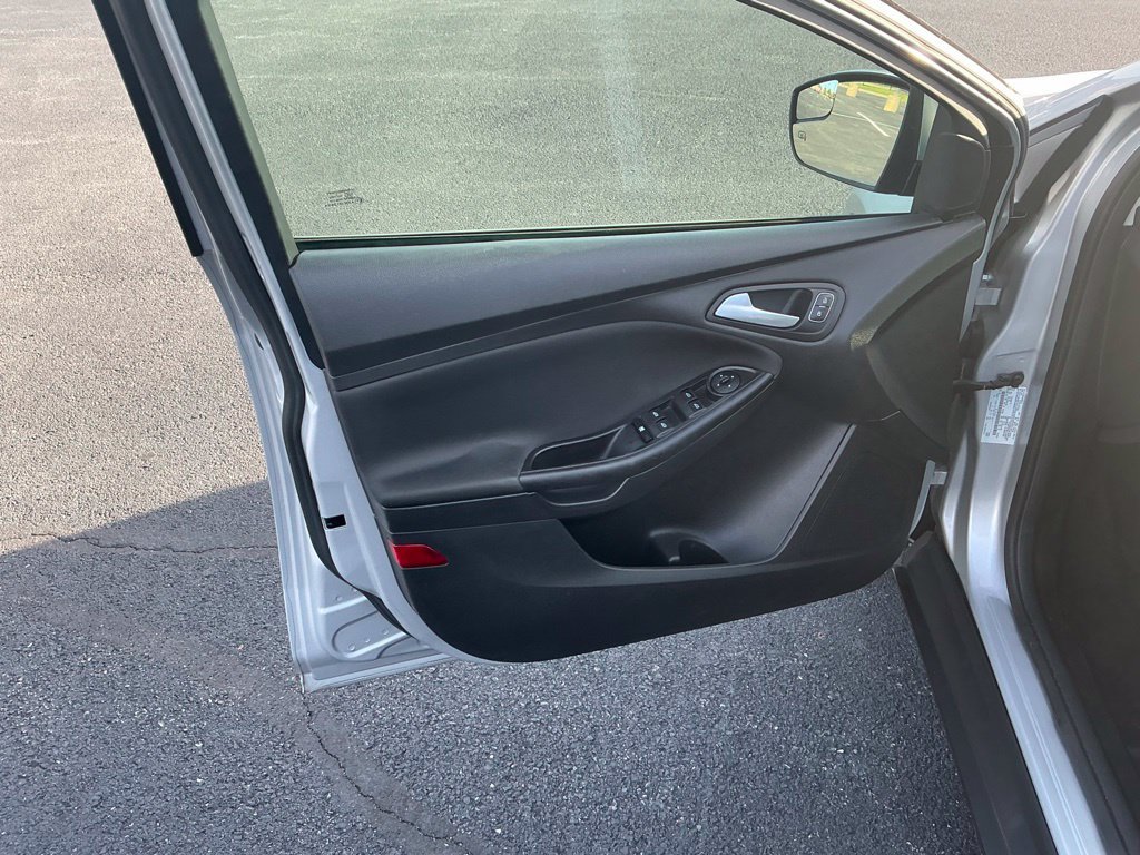 Used 2018 Ford Focus SE w/ Cold Weather Package FWD image 20