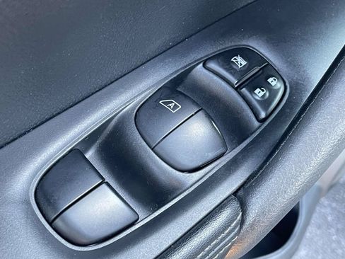 Used 2019 Nissan Rogue SL w/ Premium Package FWD image 17