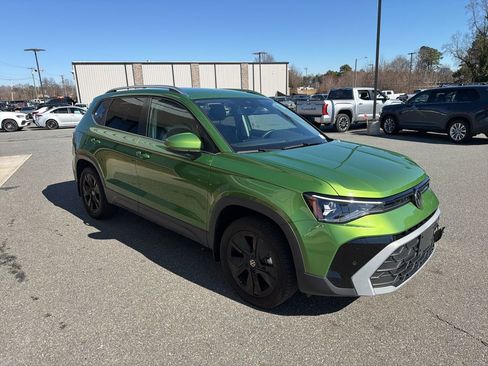 Used 2025 Volkswagen Taos SE w/ Black Wheel Package image 9