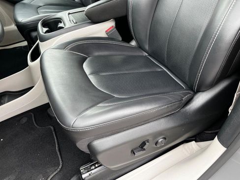 Used 2023 Chrysler Pacifica Touring-L FWD image 20