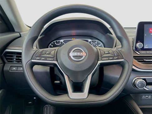 Used 2023 Nissan Altima 2.5 SV AWD/4WD image 17