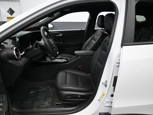 Used 2025 Chevrolet Trax RS FWD image 11
