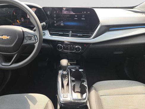 Used 2025 Chevrolet Trax LT FWD image 11