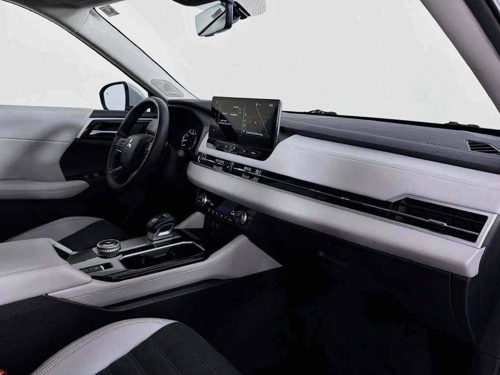 Used 2025 Mitsubishi Outlander SE FWD image 31