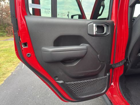 Used 2025 Jeep Wrangler Unlimited Rubicon AWD/4WD image 11