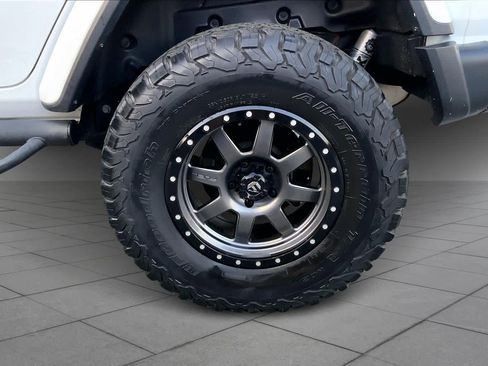 Used 2018 Jeep Wrangler Unlimited Sahara w/ Safety Group image 11