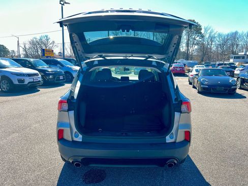 Used 2021 Ford Escape SE w/ SE Sport Appearance Package image 10