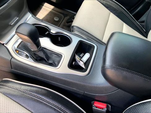 Used 2018 Jeep Grand Cherokee Laredo RWD image 16