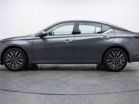 Used 2025 Nissan Altima 2.5 SV FWD image 5