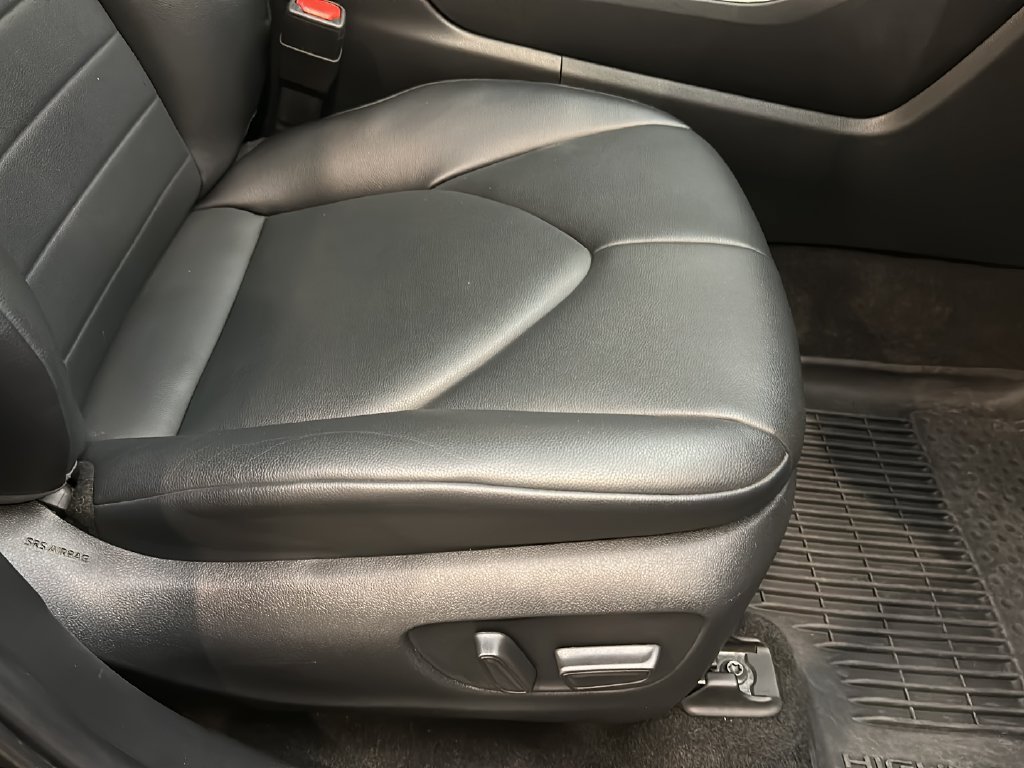 Used 2023 Toyota Highlander XLE AWD/4WD image 23
