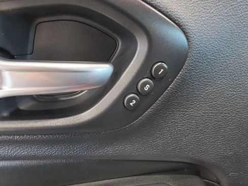 Used 2019 Jeep Cherokee Trailhawk AWD/4WD image 22