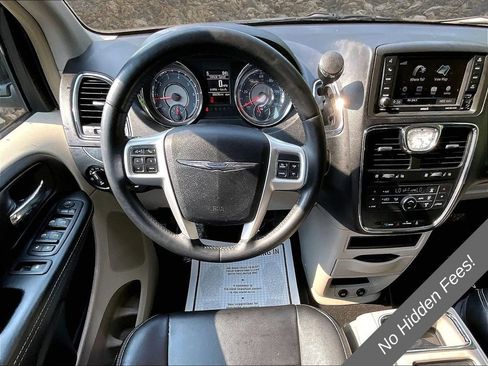 Used 2015 Chrysler Town & Country Touring FWD image 5