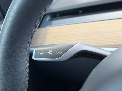 Used 2023 Tesla Model Y AWD image 32