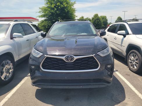 Used 2020 Toyota Highlander XLE AWD/4WD image 2