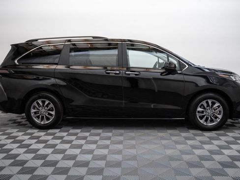 Used 2025 Toyota Sienna XLE FWD image 4