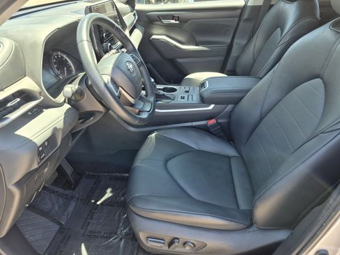 Certified 2025 Toyota Highlander XLE AWD/4WD image 16