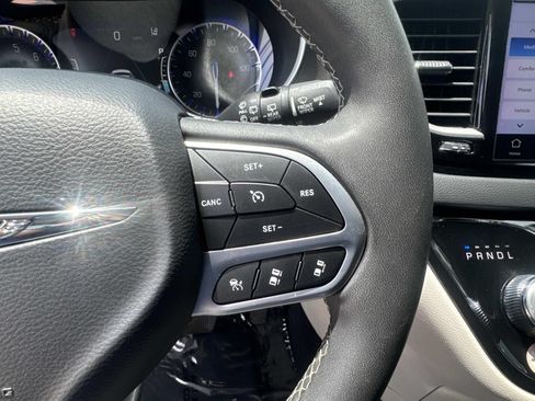 Used 2023 Chrysler Pacifica Touring-L FWD image 24