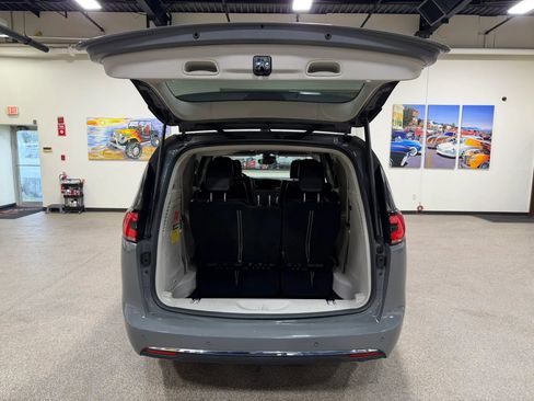 Used 2023 Chrysler Pacifica Touring-L FWD image 23