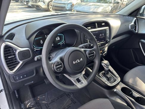 Used 2025 Kia Soul LX w/ LX Technology Package FWD image 31