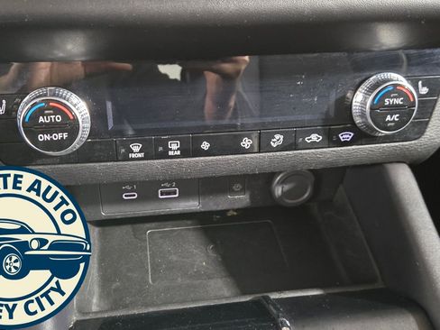 Used 2024 Mitsubishi Outlander SE image 14