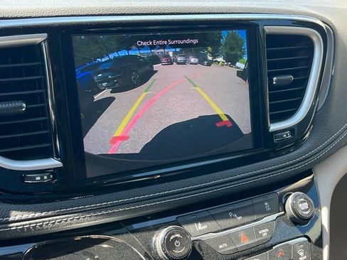 Used 2023 Chrysler Pacifica Touring-L FWD image 17