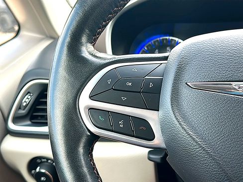 Used 2019 Chrysler Pacifica Touring-L FWD image 30