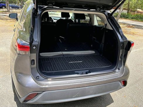 Used 2021 Toyota Highlander XLE AWD/4WD image 37
