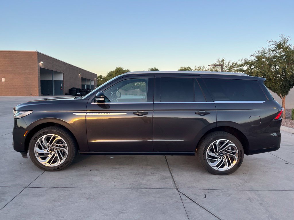 Used 2025 Lincoln Navigator Reserve AWD/4WD image 11