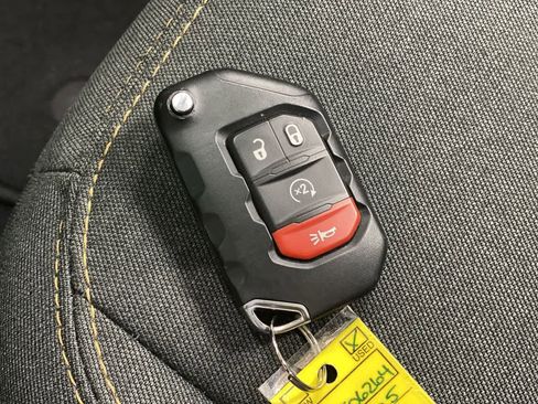 Used 2025 Jeep Wrangler Sahara image 28