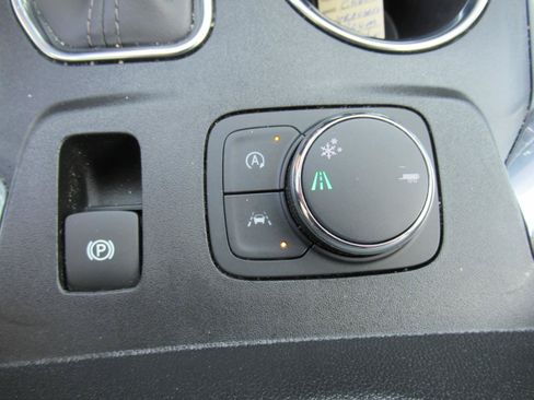 Used 2023 Chevrolet Traverse Premier FWD image 25