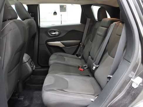 Used 2017 Jeep Cherokee Latitude w/ Comfort/Convenience Group image 9