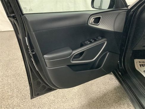 Used 2025 Kia Soul LX FWD image 13